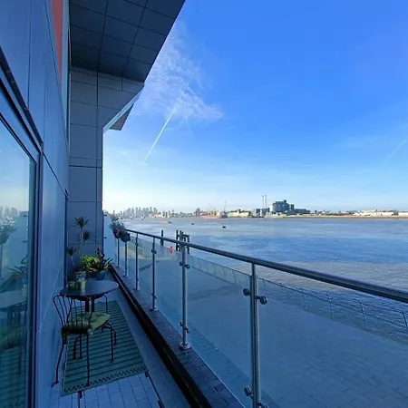 Snuggle Inn - Riverside Apartments - Views Over Looking London River Thames, Close To O2 Arena, London Excel, London City Airport, Thames Clipper- River Boat Service, Woolwich Ferry, Onsite Parking, Twin Room Option Available Exterior foto