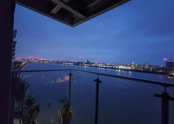 Snuggle Inn - Riverside Apartments - Views Over Looking London River Thames, Close To O2 Arena, London Excel, London City Airport, Thames Clipper- River Boat Service, Woolwich Ferry, Onsite Parking, Twin Room Option Available