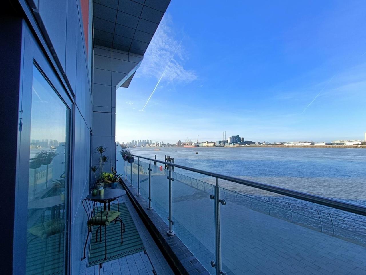 Apartamento Snuggle - Riverside - Views Over Looking River Thames, Close To O2 Arena, Excel, Airport, Thames Clipper- River Boat Service, Woolwich Ferry, Onsite Parking, Twin Option Available Londres