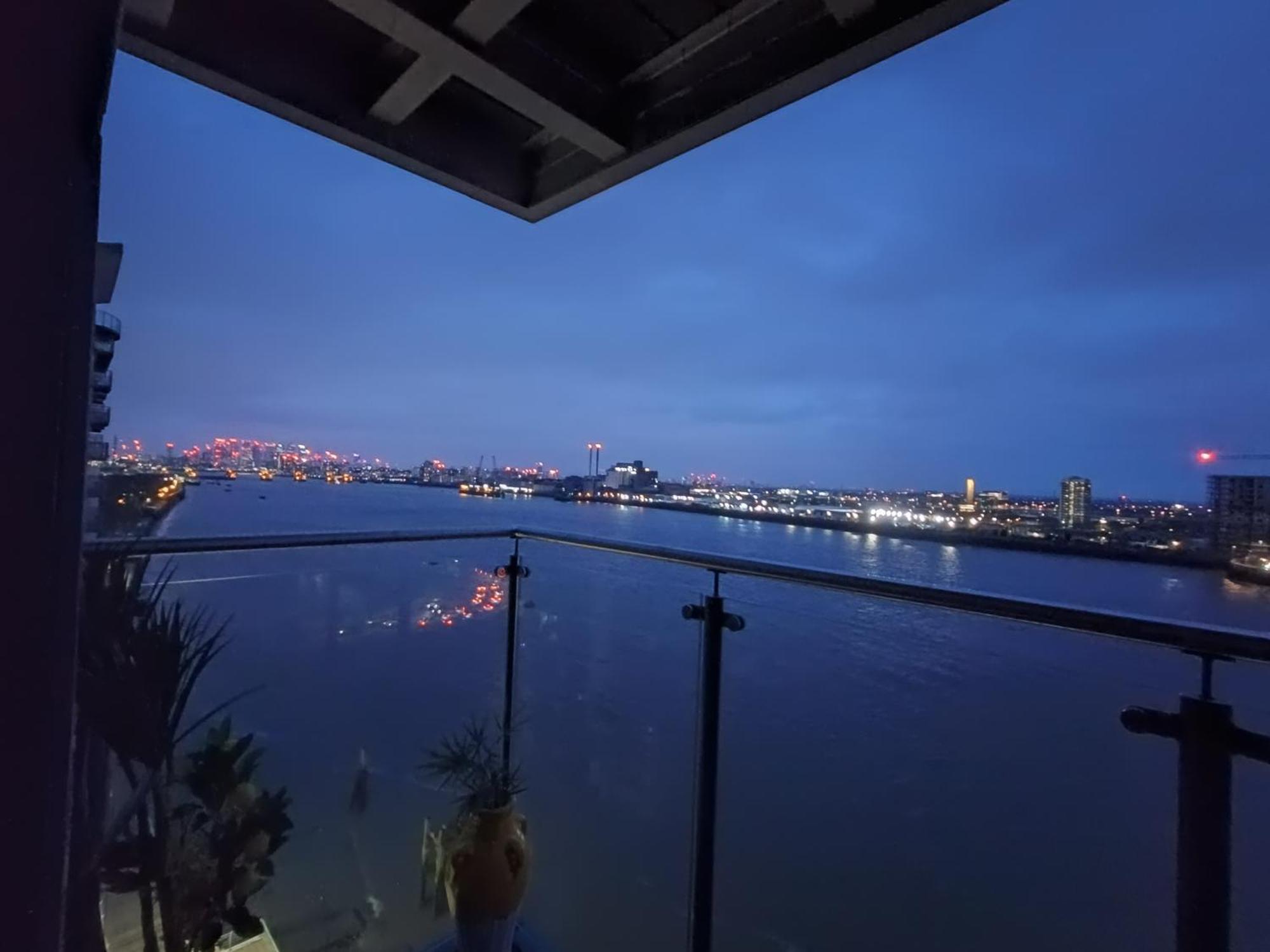 Apartamento Snuggle - Riverside - Views Over Looking River Thames, Close To O2 Arena, Excel, Airport, Thames Clipper- River Boat Service, Woolwich Ferry, Onsite Parking, Twin Option Available