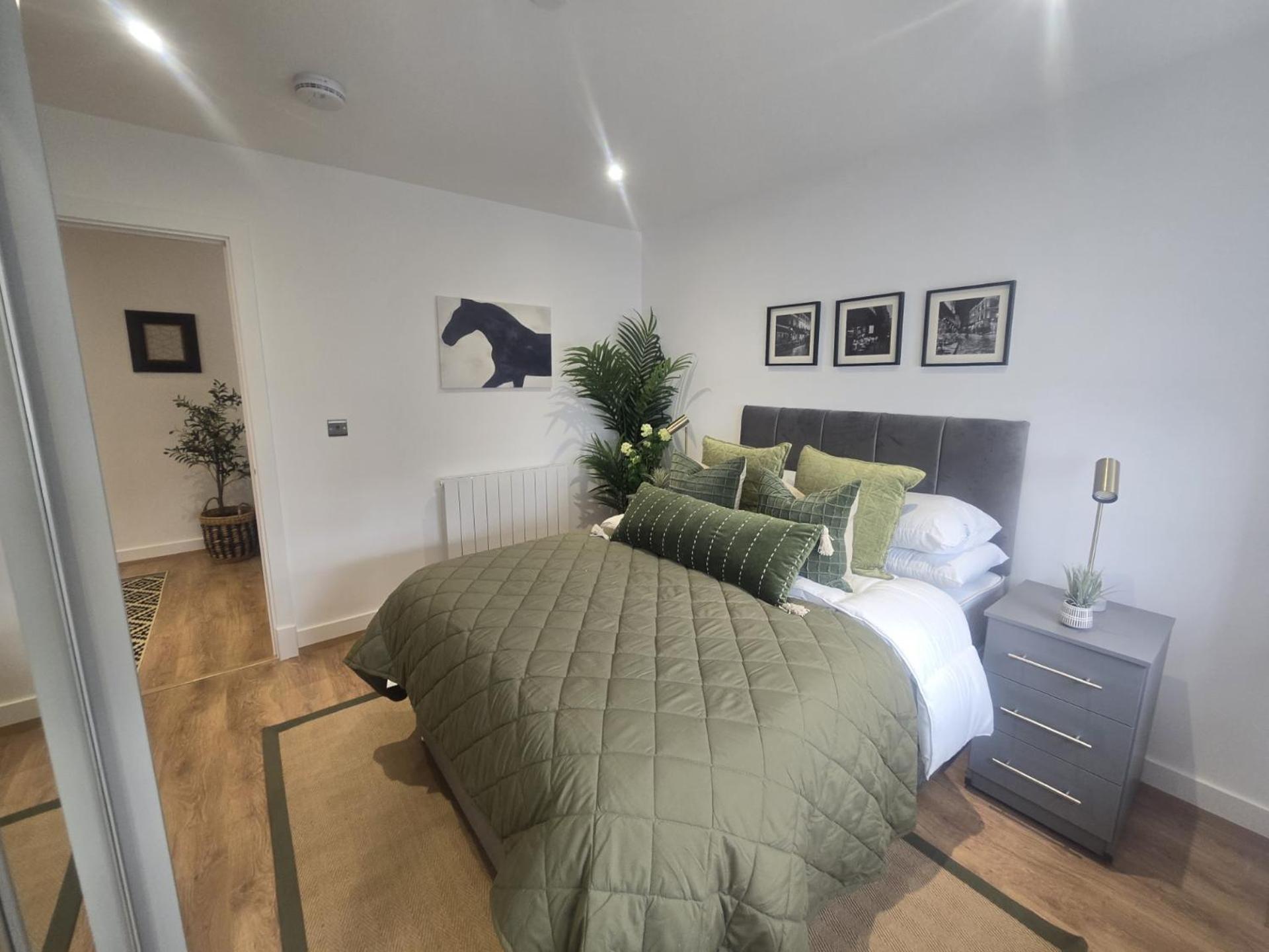 Snuggle - Riverside - Views Over Looking River Thames, Close To O2 Arena, Excel, Airport, Thames Clipper- River Boat Service, Woolwich Ferry, Onsite Parking, Twin Option Available * Londres