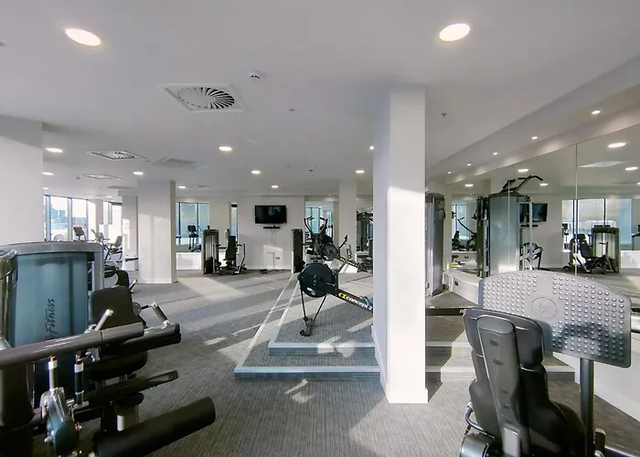 Snuggle Inn - Riverside Apartments - Views Over Looking London River Thames, Close To O2 Arena, London Excel, London City Airport, Thames Clipper- River Boat Service, Woolwich Ferry, Onsite Parking, Twin Room Option Available