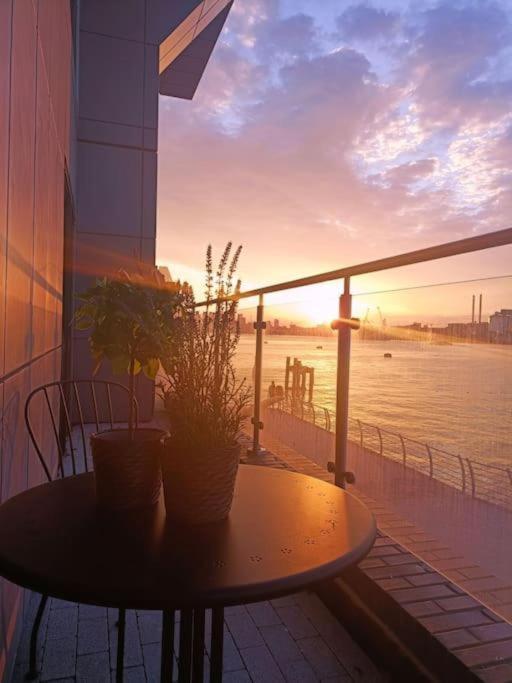 Appartamento Snuggle - Riverside - Views Over Looking River Thames, Close To O2 Arena, Excel, Airport, Thames Clipper- River Boat Service, Woolwich Ferry, Onsite Parking, Twin Option Available