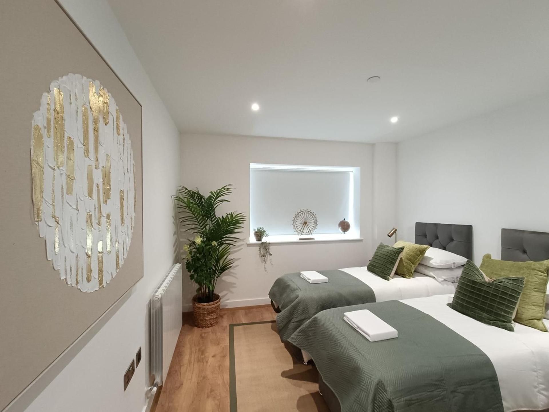 Snuggle - Riverside - Views Over Looking River Thames, Close To O2 Arena, Excel, Airport, Thames Clipper- River Boat Service, Woolwich Ferry, Onsite Parking, Twin Option Available * Londra